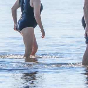 Exclusif - Hugh Jackman se balade sur la plage avec sa femme Deborra Lee Furness et ses chiens sous le soleil des Hamptons, le 25 juillet 2020