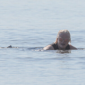 Exclusif - Hugh Jackman se balade sur la plage avec sa femme Deborra Lee Furness et ses chiens sous le soleil des Hamptons, le 25 juillet 2020