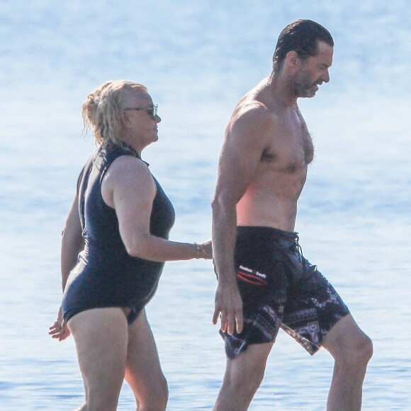 Exclusif - Hugh Jackman se balade sur la plage avec sa femme Deborra Lee Furness et ses chiens sous le soleil des Hamptons, le 25 juillet 2020