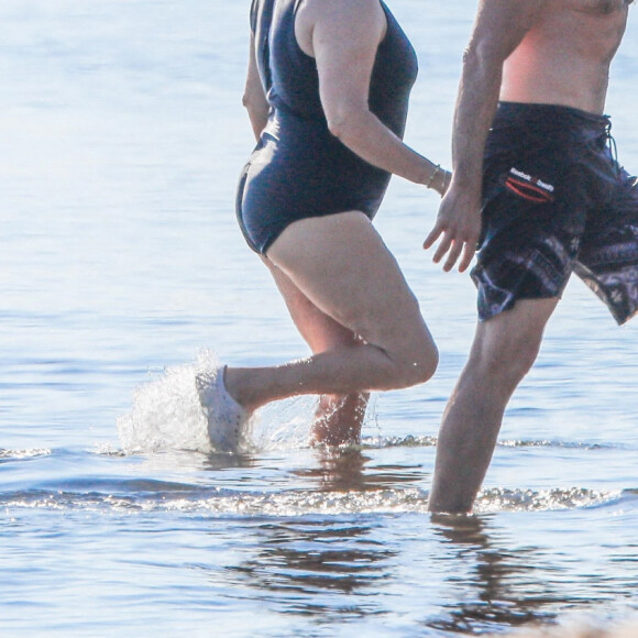 Exclusif - Hugh Jackman se balade sur la plage avec sa femme Deborra Lee Furness et ses chiens sous le soleil des Hamptons, le 25 juillet 2020