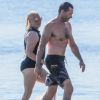 Exclusif - Hugh Jackman se balade sur la plage avec sa femme Deborra Lee Furness et ses chiens sous le soleil des Hamptons, le 25 juillet 2020