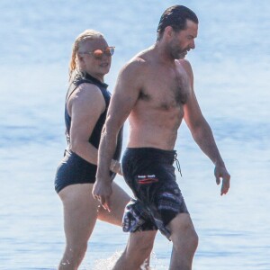 Exclusif - Hugh Jackman se balade sur la plage avec sa femme Deborra Lee Furness et ses chiens sous le soleil des Hamptons, le 25 juillet 2020