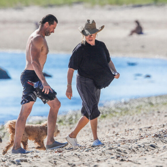 Exclusif - Hugh Jackman se balade sur la plage avec sa femme Deborra Lee Furness et ses chiens sous le soleil des Hamptons, le 25 juillet 2020