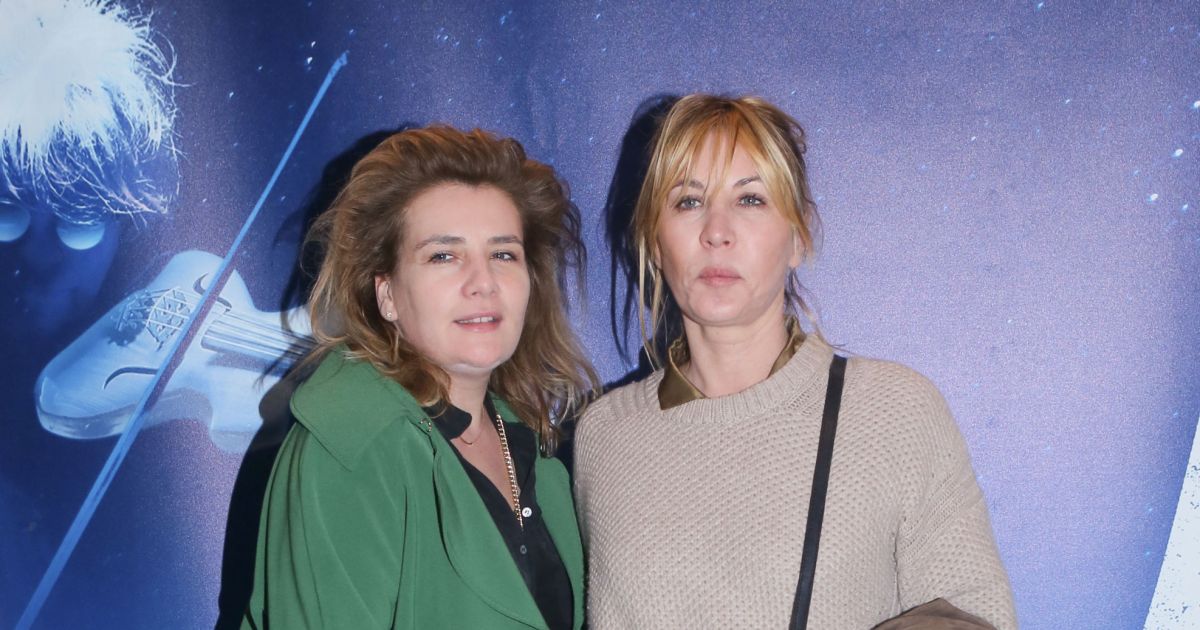 Marie-Amélie Seigner et sa soeur Mathilde Seigner - Photocall du spectacle Bô, le voyage musical