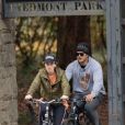Exclusif - Chris Pratt et sa femme Katherine Schwarzenegger font du vélo en amoureux dans le quartier de Piedmont Park à Atlanta, le 22 novembre 2019