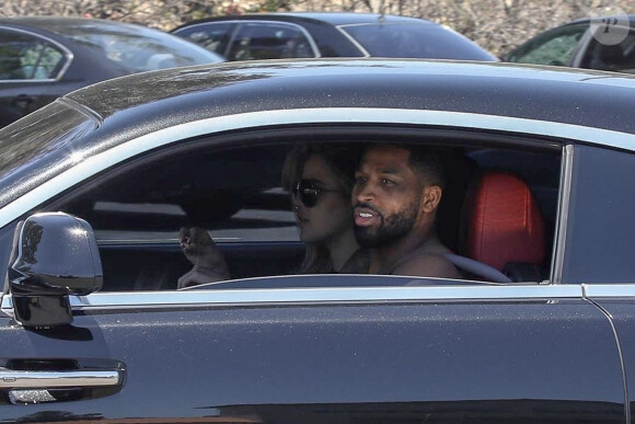Khloe Kardashian et son compagnon Tristan Thompson passent prendre à manger au McDrive en Rolls Royce à Los Angeles, le 19 juin 2018.