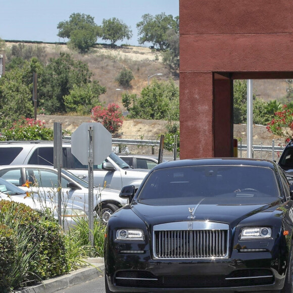 Khloe Kardashian et son compagnon Tristan Thompson passent prendre à manger au McDrive en Rolls Royce à Los Angeles, le 19 juin 2018.