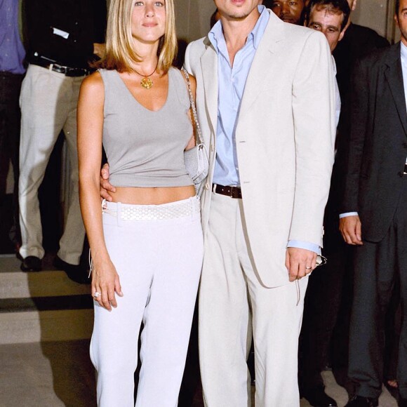 Jennifer Aniston, Brad Pitt at the Giorgio Armani Fashion Show. Brad Pitt et Jennifer Aniston au défilé Giorgio Armani à Milan, en 2001.