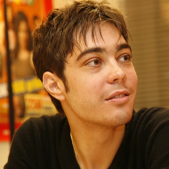 Archives - Grégory Lemarchal rencontre les lecteurs de "Télé Loisirs" à Paris.