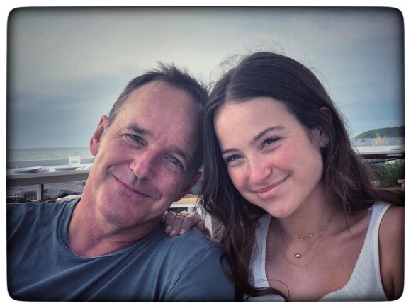 L'acteur Clark Gregg et sa fille Stella, photo partagée sur Instagram par Jennifer Grey pour la fête des Pères en juin 2020.