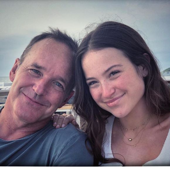 L'acteur Clark Gregg et sa fille Stella, photo partagée sur Instagram par Jennifer Grey pour la fête des Pères en juin 2020.