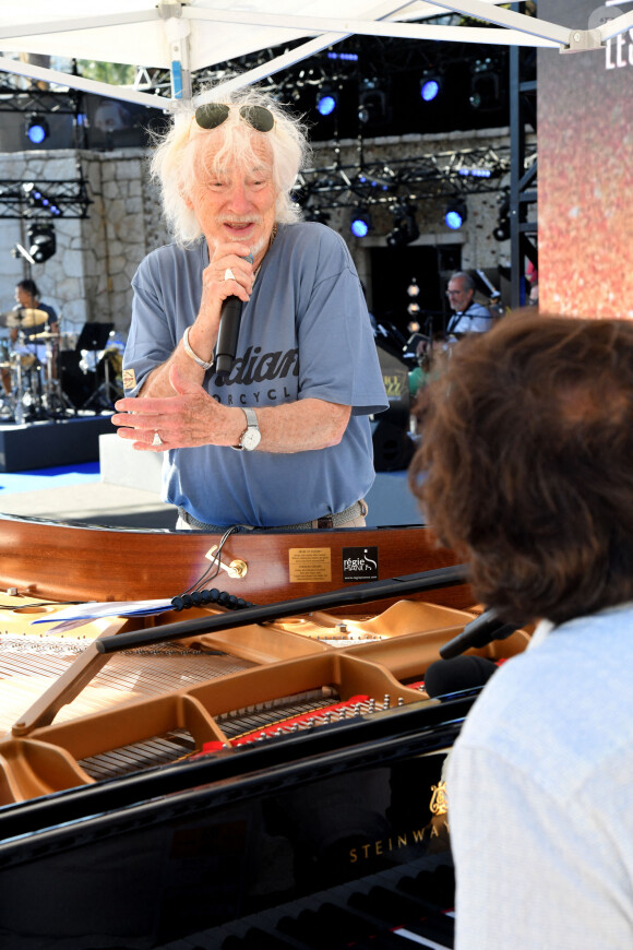 Exclusif - Hugues Aufray et André Manoukian durant le deuxième jour des répétitions de l'émission de télévision "Nice Jazz Festival" au Théâtre de Verdure à Nice le 25 juillet 2020. © Bruno Bébert / Bestimage