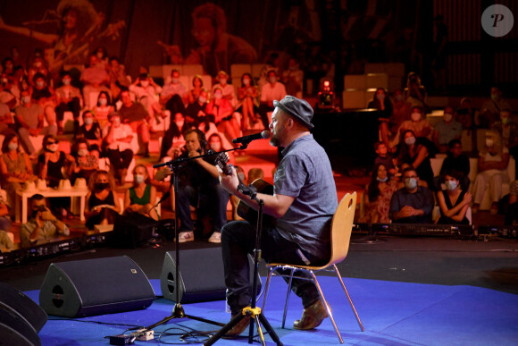 Exclusif - Mister Mat, le chanteur et compositeur français, durant le premier jour des répétitions de l'émission de télévision "Nice Jazz Festival" au Théâtre de Verdure à Nice le 24 juillet 2020. © Bruno Bebert/Bestimage