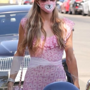 Paris Hilton et sa soeur N. Hilton Rothschild se baladent dans le quartier de Melrose à Los Angeles pendant l'épidémie de coronavirus (Covid-19), le 27 juillet 2020. @Backgrid USA / Bestimage