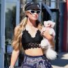Paris Hilton se promène avec son petit chien (teint en rose) dans les rues de Malibu, le 6 juillet 2020. @Backgrid USA / Bestimage
