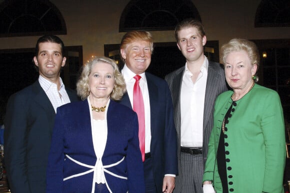 Donald Jr., son père Donald Trump et son frère Eric, et les soeurs de Donald Trump : Elizabeth Trump Grau et MaryAnne Trump Barry. Le 27 décembre 2009 