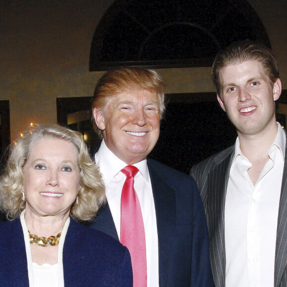 Donald Jr., son père Donald Trump et son frère Eric, et les soeurs de Donald Trump : Elizabeth Trump Grau et MaryAnne Trump Barry. Le 27 décembre 2009 