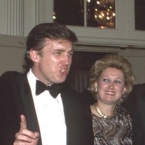 Archives - Donald Trump, ses soeurs Maryanne Trump Barry, Elizabeth Trump, Lew Rudin, Mary Anne Trump, sa femme Ivana Trump, Blaine Trump et son frère Robert Trump © Sonia Moskowitz/Globe