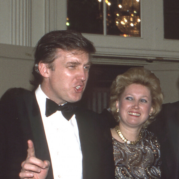 Archives - Donald Trump, ses soeurs Maryanne Trump Barry, Elizabeth Trump, Lew Rudin, Mary Anne Trump, sa femme Ivana Trump, Blaine Trump et son frère Robert Trump © Sonia Moskowitz/Globe