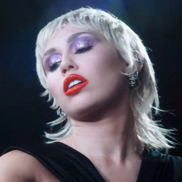 Miley Cyrus dans le clip de son nouveau single Midnight Sky.