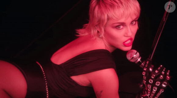 Miley Cyrus dans le clip de son nouveau single Midnight Sky.