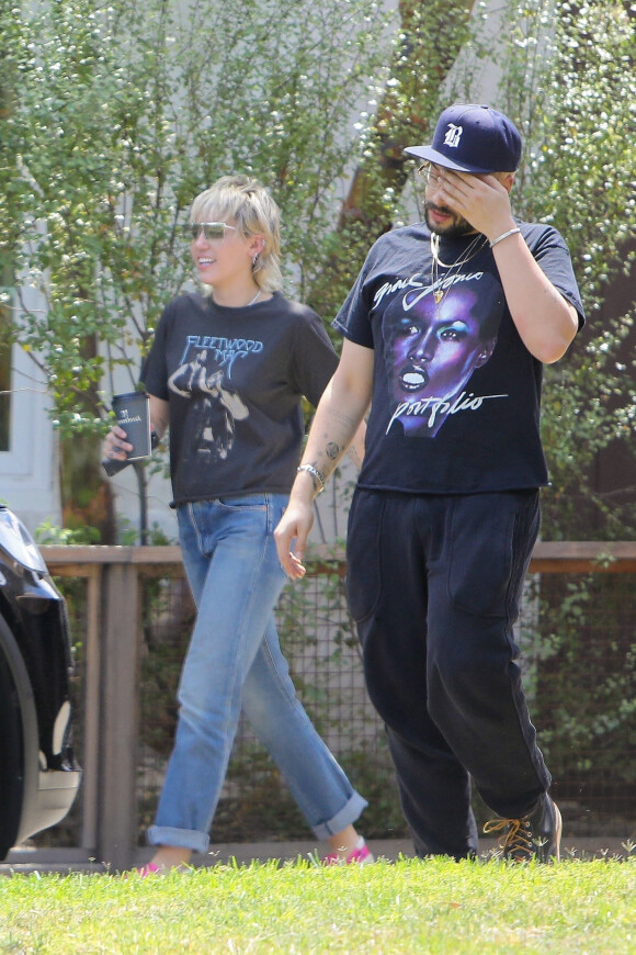 Exclusif - Miley Cyrus est allée rendre visite à un ami dans le quartier de Calabasas à Los Angeles pendant l'épidémie de coronavirus (Covid-19). Miley rayonne malgré l'annonce de séparation avec son compagnon C. Simpson après moins d'un an ensemble. Le 13 août 2020.