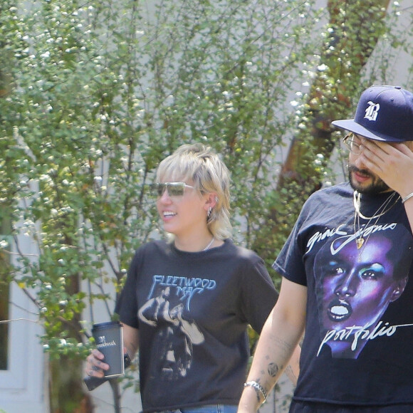 Exclusif - Miley Cyrus est allée rendre visite à un ami dans le quartier de Calabasas à Los Angeles pendant l'épidémie de coronavirus (Covid-19). Miley rayonne malgré l'annonce de séparation avec son compagnon C. Simpson après moins d'un an ensemble. Le 13 août 2020.