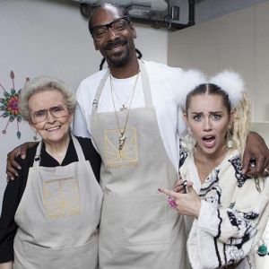 Miley Cyrus, sa grand-mère et Snoop Dogg sur Instagram. Le 22 août 2020.