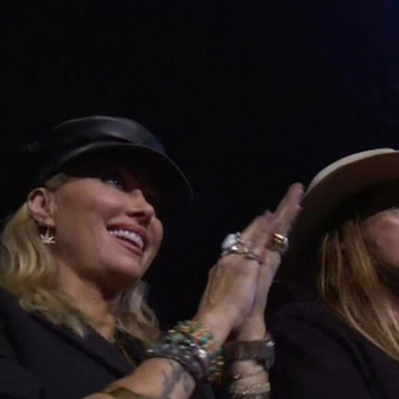 Les parents de Miley : Billy ray Cyrus et Tish Cyrus - Miley Cyrus arbore un nouveau tatouage alors qu'elle interprète le titre "Slide Away" sur la scène des MTV Video Music Awards (MTV VMA's) à Newark dans le New Jersey, le 26 août 2019.