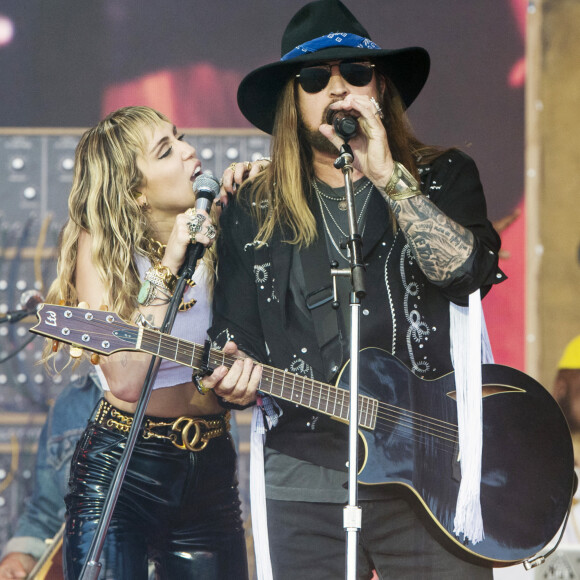 Miley Cyrus, Billy Ray Cyrus en concert au Glastonbury Music Festival, le 30 juin 2019.