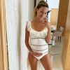 Camille Schneiderlin, l'épouse du footballeur Morgan Schneiderlin, est enceinte de son deuxième enfant et affiche son baby bump en août 2020.