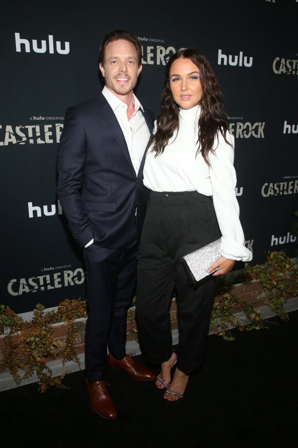 Matthew Alan et sa femme Camilla Luddington lors de l'avant-première de la deuxième saison de la série 'Castle Rock' à West Hollywood, le 14 octobre 2019.