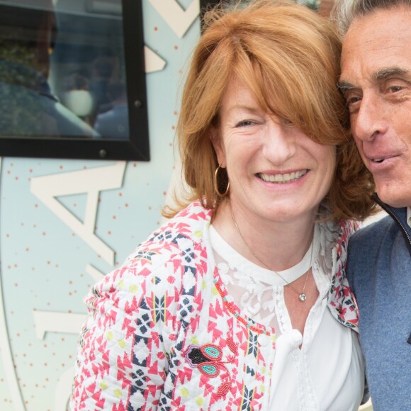 Gérard Holtz et sa femme Muriel Mayette en toute tendresse au Village de Roland-Garros à Paris, le 3 juin 2017.