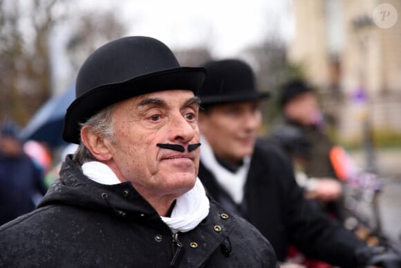<span>Gérard Holtz participe à la réedition de la première course cycliste de Vélocipède de Paris à Versailles. Le 10 decembre 2017. @Alain Apaydin/ABACAPRESS.COM</span>
