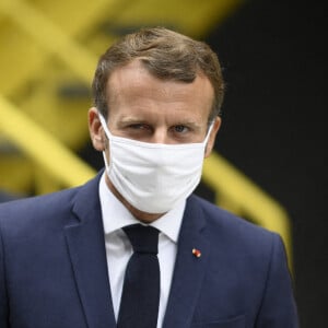 Le Président français Emmanuel Macron, masqué - Visite sur un site du groupe pharmaceutique Seqens, leader mondial de la production d'ingrédients pharmaceutiques actifs, pour mobiliser l'innovation et soutenir la recherche contre l'épidémie de Coronavirus (COVID-19), à Villeneuve-la-Garenne, près de Paris, le 28 août 2020. © Eliot Blondet / Pool / Bestimage