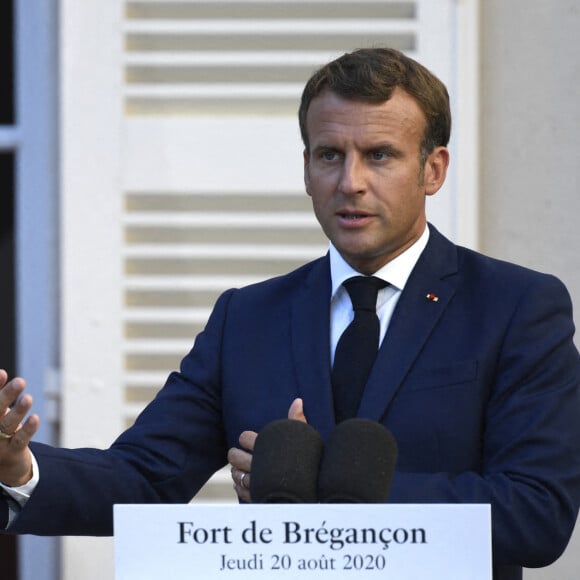 Le Président Emmanuel Macron - Conférence de presse au Fort de Brégançon, à Bormes-les-Mimosas, dans le sud-est de la France, le 20 août 2020. - Le président français Emmanuel Macron a rencontré la chancelière allemande Angela Merkel pour tenter de renforcer la compréhension franco-allemande sur les nombreux enjeux européens et internationaux. © Christophe Simon / Pool / Bestimage