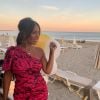 Amel Bent divine en robe à la plage, le 5 août 2020
