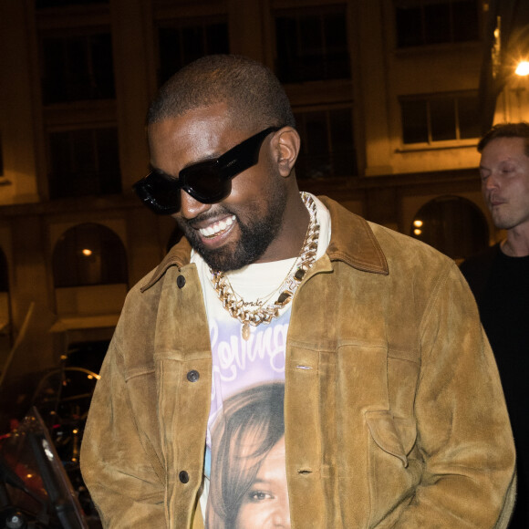 Kanye West, Kim Kardashian, North West, Penelope Disick quittent le restaurant "Le Piaf" ou avait lieu l'after party de la 8ème collection Yeezy à Paris le 2 mars 2020