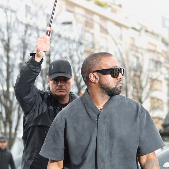 Kanye West - K.Kardashian, sa soeur et son mari se rendent à L'Avenue pour déjeuner à Paris, le 1er mars 2020.