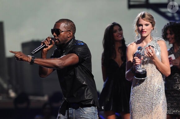 Kanye West et Taylor Swift aux MTV Video Music Awards 2009 à New York. Le rappeur avait contesté le prix de la chanteuse, affirmant qu'il devait être remis à Beyoncé. C'est ainsi que leur dispute a éclaté.