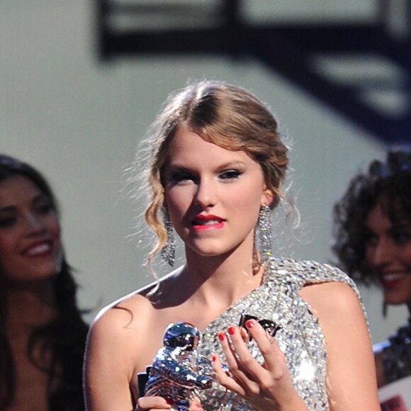 Kanye West et Taylor Swift aux MTV Video Music Awards 2009 à New York. Le rappeur avait contesté le prix de la chanteuse, affirmant qu'il devait être remis à Beyoncé. C'est ainsi que leur dispute a éclaté.