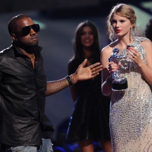 Kanye West et Taylor Swift aux MTV Video Music Awards à New York. Le rappeur avait contesté le prix de la chanteuse, affirmant qu'il devait être remis à Beyoncé. C'est ainsi que leur dispute a éclaté.