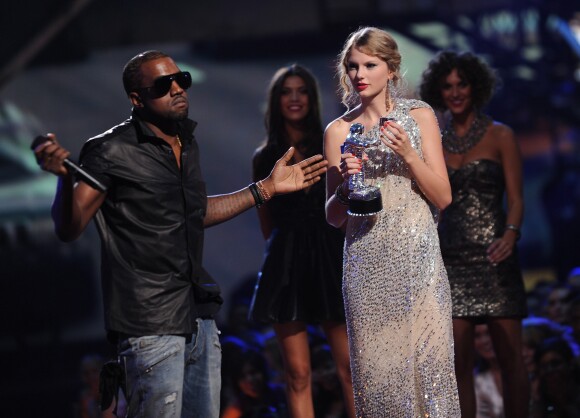 Kanye West et Taylor Swift aux MTV Video Music Awards à New York. Le rappeur avait contesté le prix de la chanteuse, affirmant qu'il devait être remis à Beyoncé. C'est ainsi que leur dispute a éclaté.