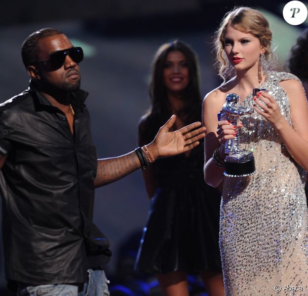 Kanye West et Taylor Swift aux MTV Video Music Awards à New York. Le rappeur avait contesté le prix de la chanteuse, affirmant qu'il devait être remis à Beyoncé. C'est ainsi que leur dispute a éclaté.
