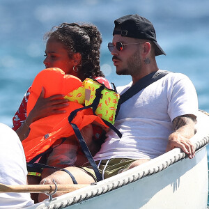 Matt Pokora et sa compagne Christina Milian et leur fils Isaiah sont allés déjeuner avec des amis au restaurant de plage Le Layet au Lavandou le 20 juillet 2020