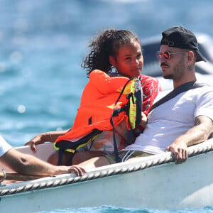 Matt Pokora et sa compagne Christina Milian et leur fils Isaiah sont allés déjeuner avec des amis au restaurant de plage Le Layet au Lavandou le 20 juillet 2020.