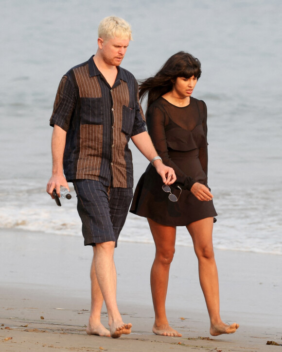 Exclusif - Jameela Jamil et son compagnon James Blake se promenent sur la plage à Montecito, le 26 aout 2020. Le couple britannique séjourne dans l'hôtel Rosewood Miramar Beach près de Santa Barbara, où le prince Harry et Meghan Markle ont récemment élu domicile.