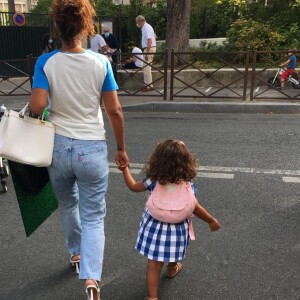 Amel Bent accompagne sa fille Hana à sa rentrée des classes. Septembre 2020.