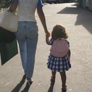 Amel Bent accompagne sa fille Hana à sa rentrée des classes. Septembre 2020.