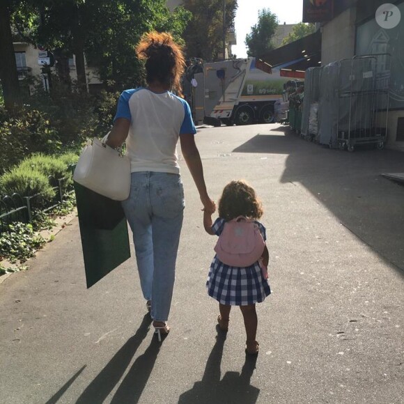 Amel Bent accompagne sa fille Hana à sa rentrée des classes. Septembre 2020.